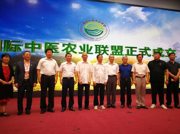 中国工程院院士印遇龙为生态农业专家孙建颁发国际中医农业联盟副理(图2)